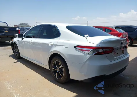 2018 Toyota Camry Hybrid Le z USA, uszkodzony, nr VIN 4T1B31HK4JU500809